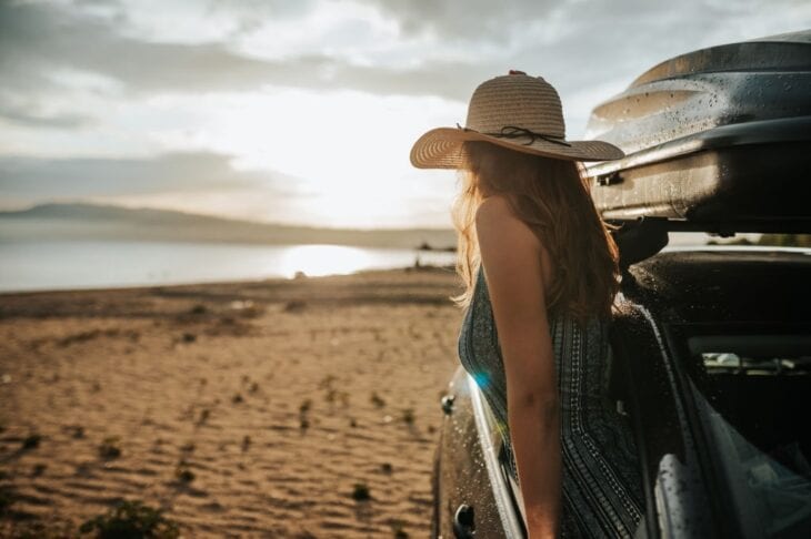 Ragazza con cappello in un'auto a noleggio in Grecia