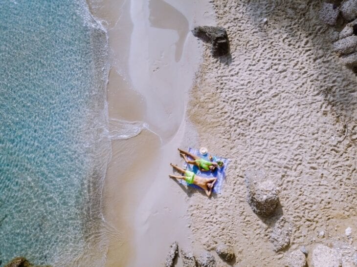 Szczęśliwa para na plaży Voulisma