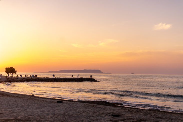 magnifique coucher de soleil sur Analipsi Crète