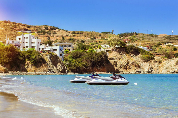 Jet skis à la plage de Livadi