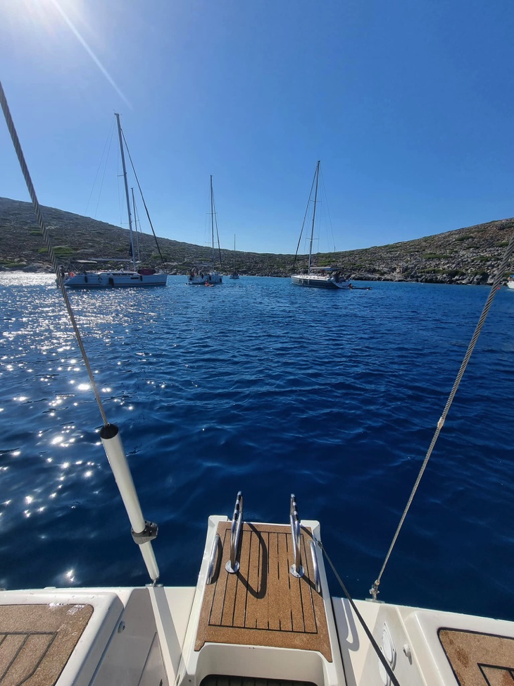 Sailing to Dia Island