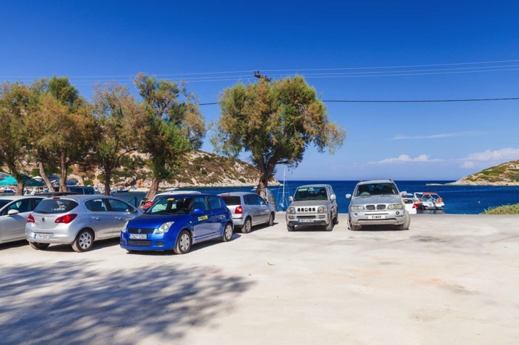 Samochody zaparkowane na parkingu w Agios Nikolaos